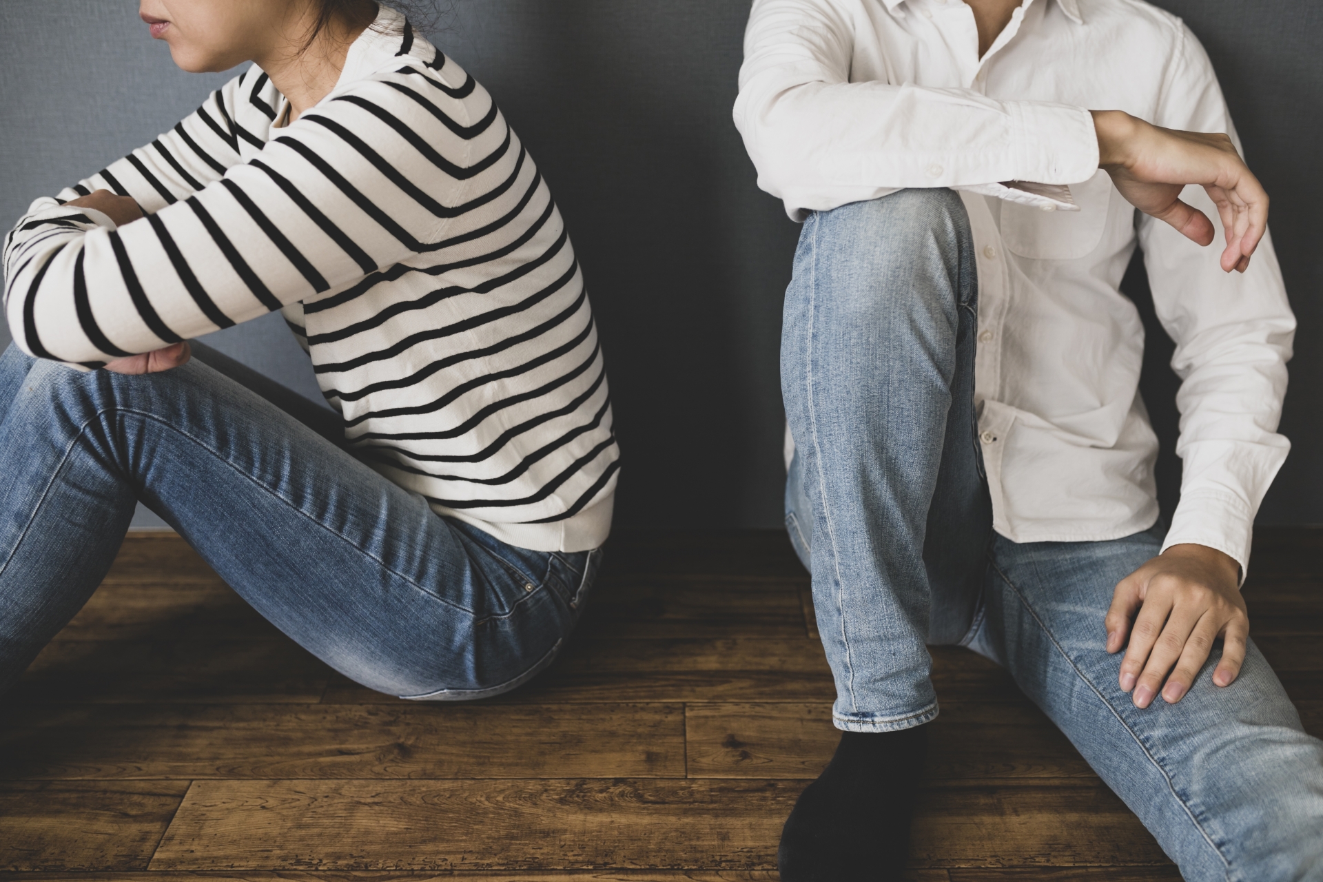 据わっている男女