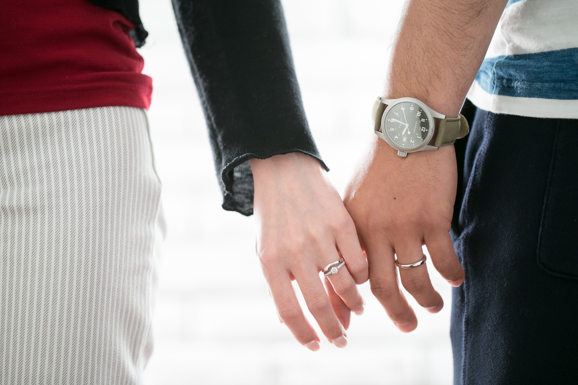 手をつなぐ男女