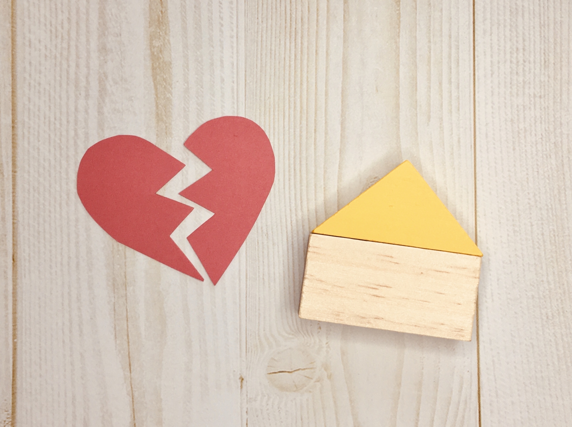 割れたハートと家