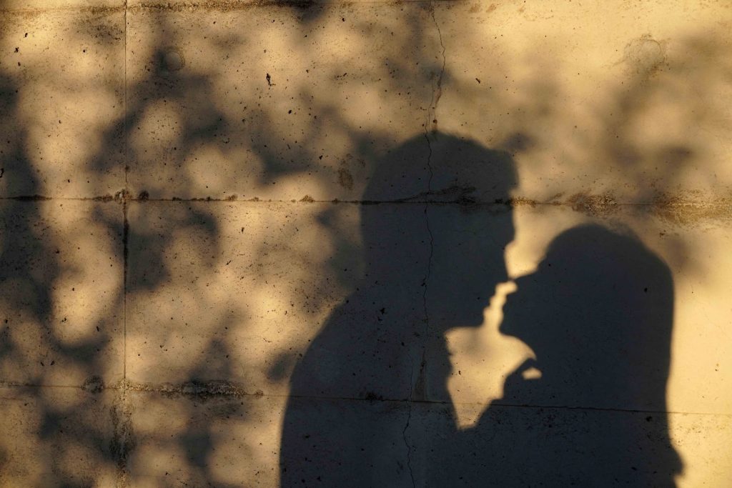 顔を寄せる男女のシルエット