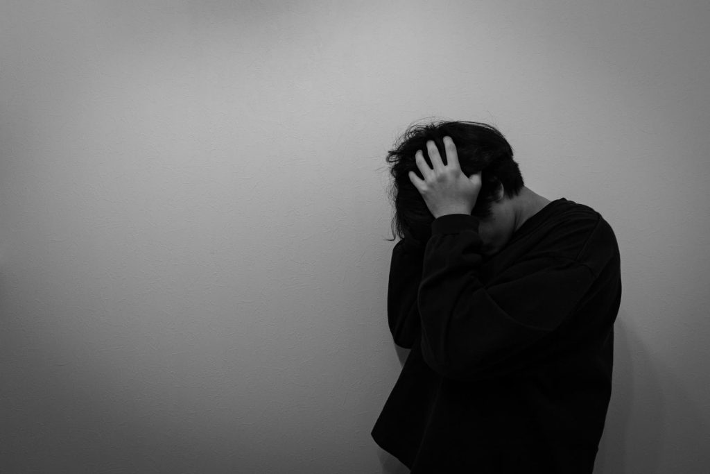 頭を抱える男性