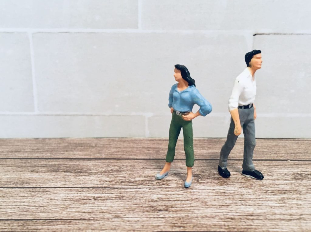 背を向け合う男女のミニチュアフィギュア