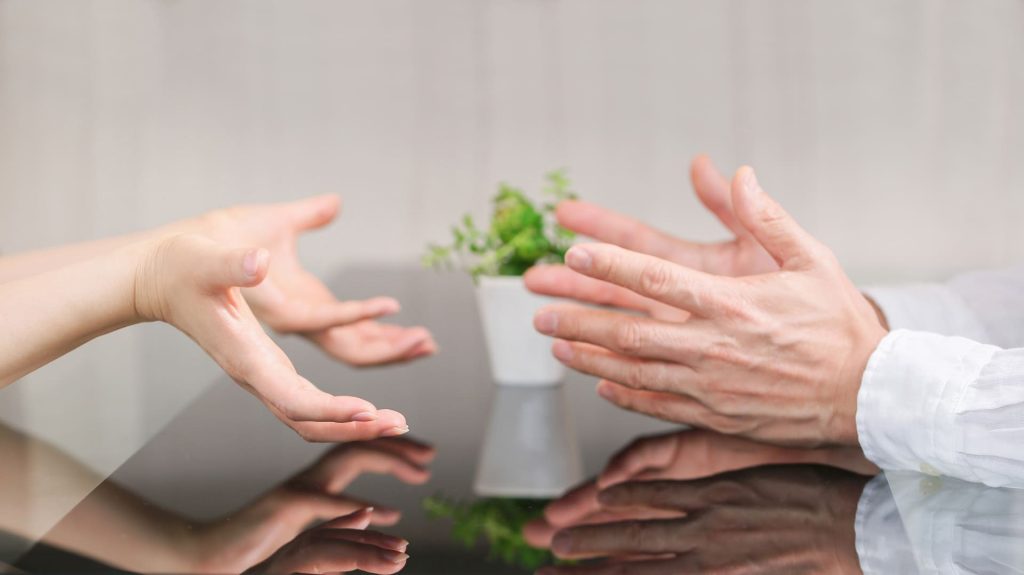 話し合う男女の手