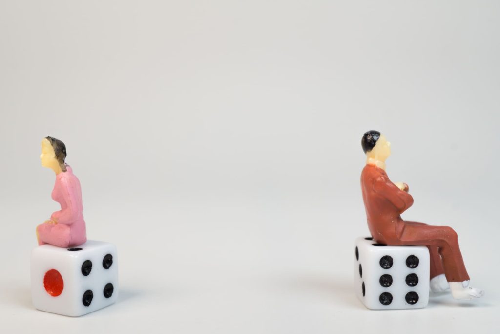 背中を向け合って座る男女のミニチュアフィギュア