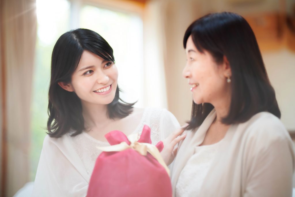 微笑み合う母子